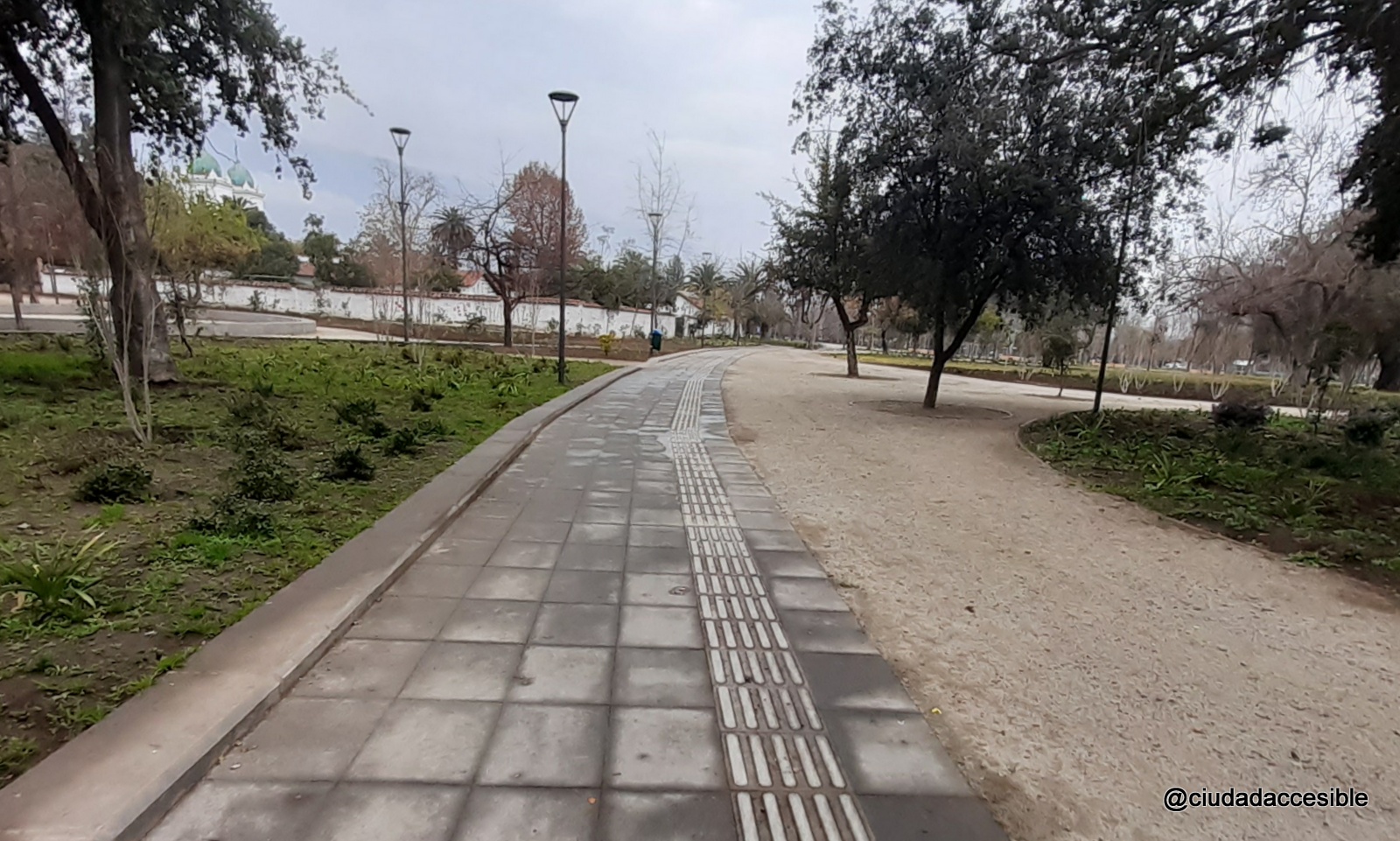 sendero de pavimento estable con una línea guía