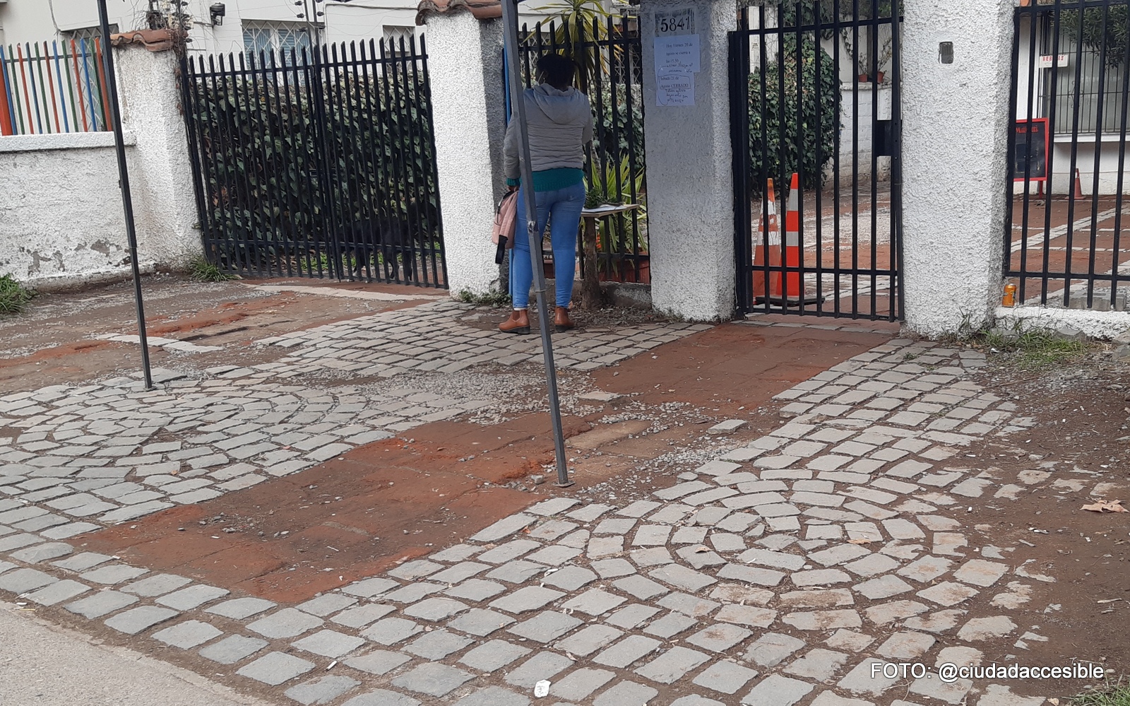 Acceso a Notaría con pavimento irregular y en mal estado