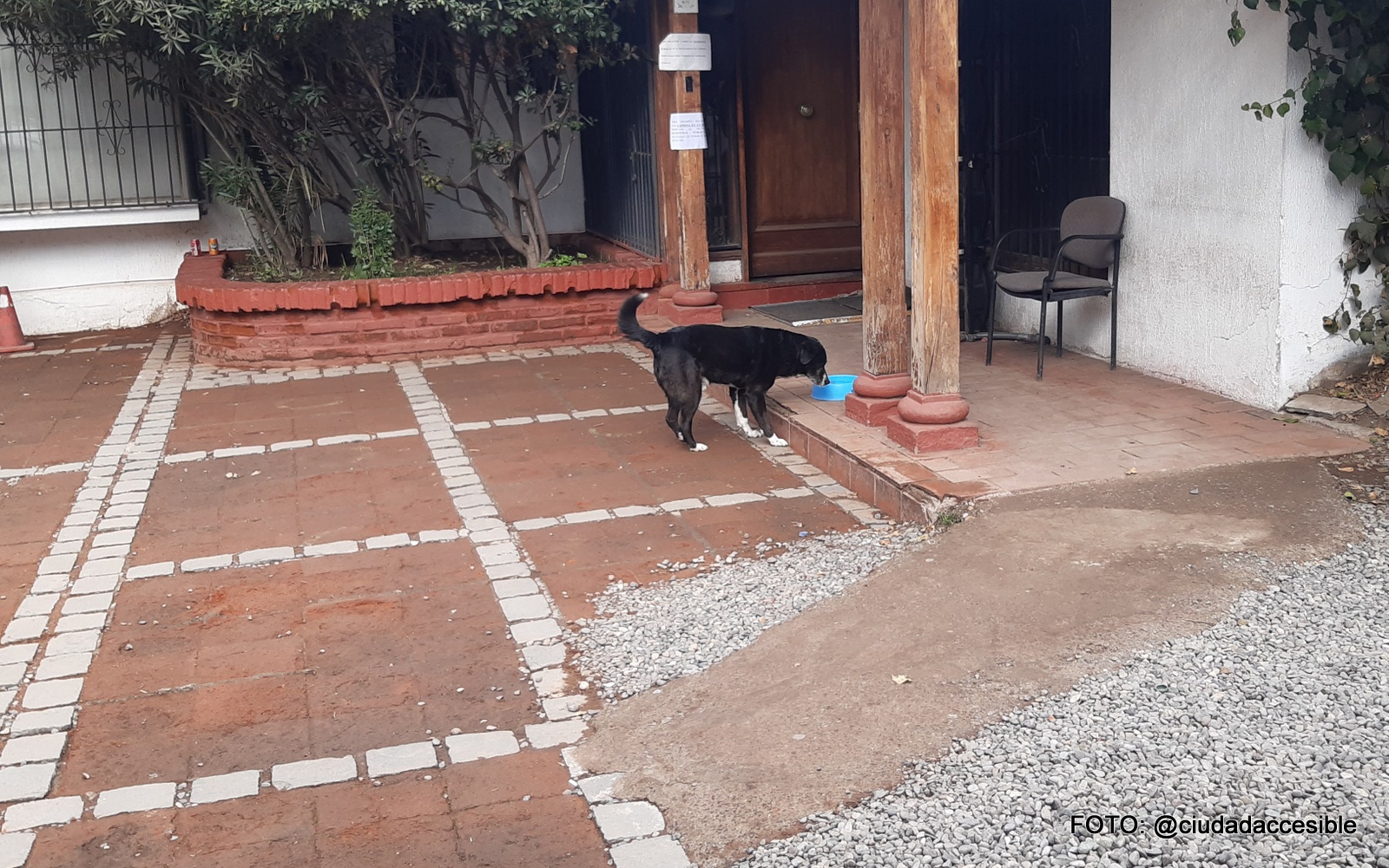 Patio de la casa notaría con rampa de dusosa construcción para acceder al corredor y puerta de entrada