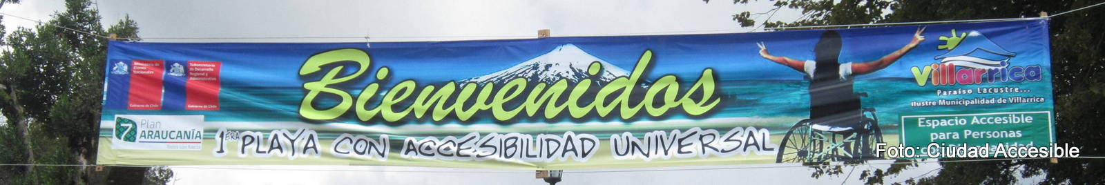 Cartel en la costanera de villarica año 2012 dice bienvenidos playa con accesibilidad universal