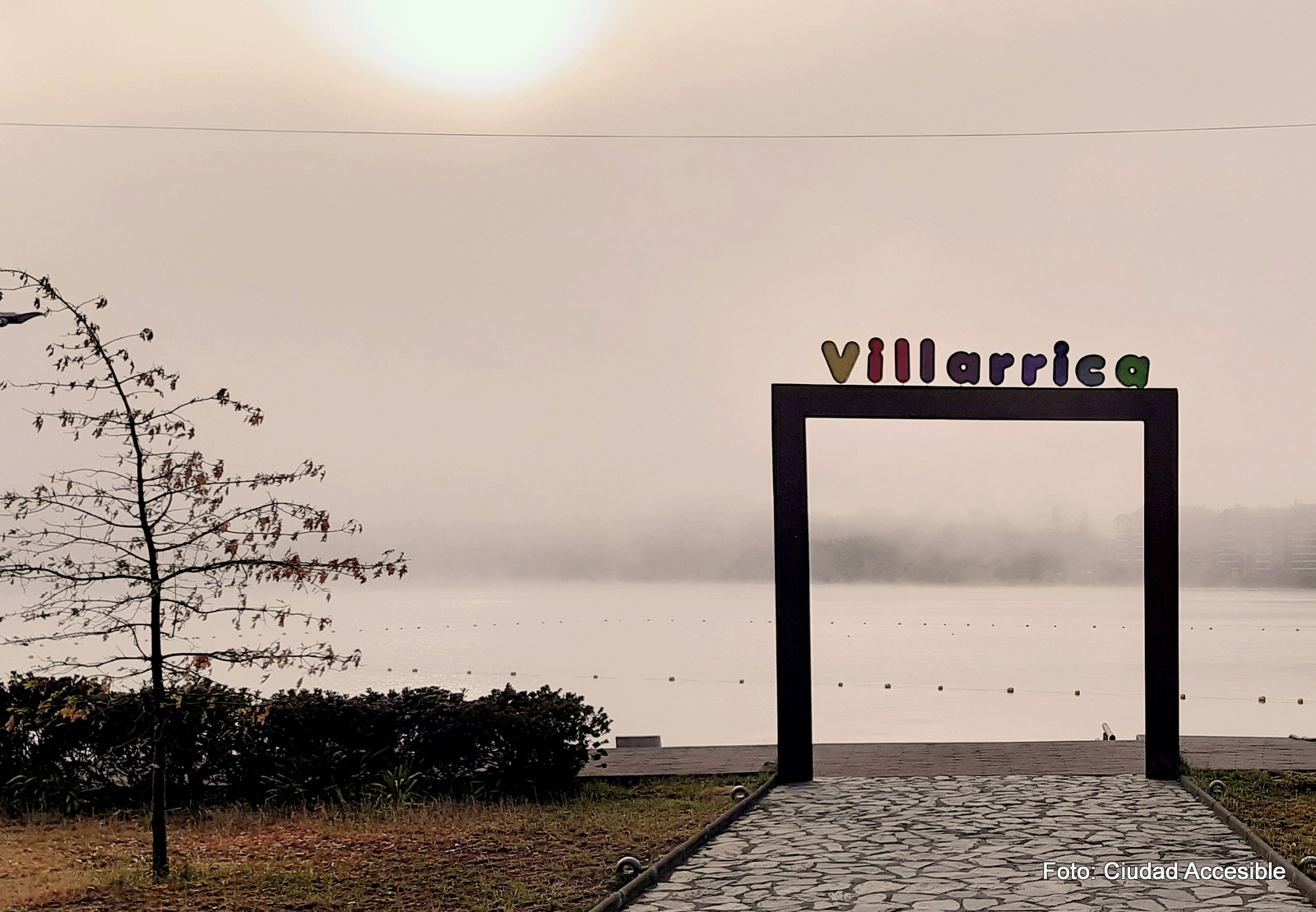 marco en dirección al lago con letras recortadas donde se lee Villarrica