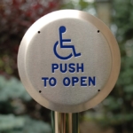 botón que trae el símbolo de accesibilidad con el texto empuje para abrir