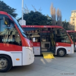 buses de piso bajo con una rampa desplegada en la primera puerta