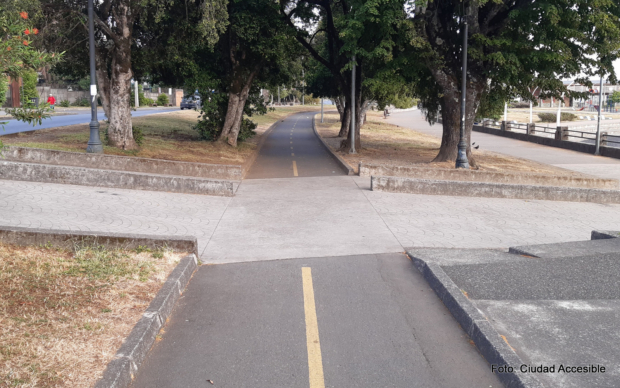 ciclovía con cruce peatonal no demarcado