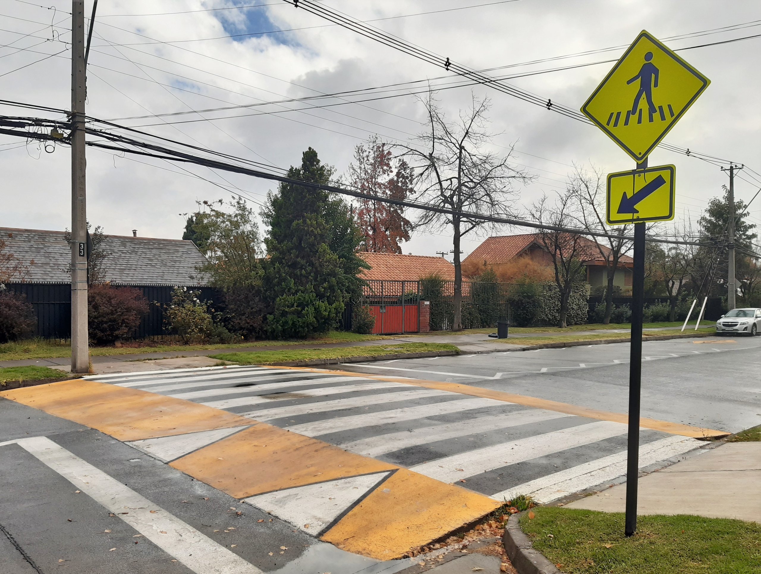 cruce peatonal a nivel notoriamente demarcado y señalizado