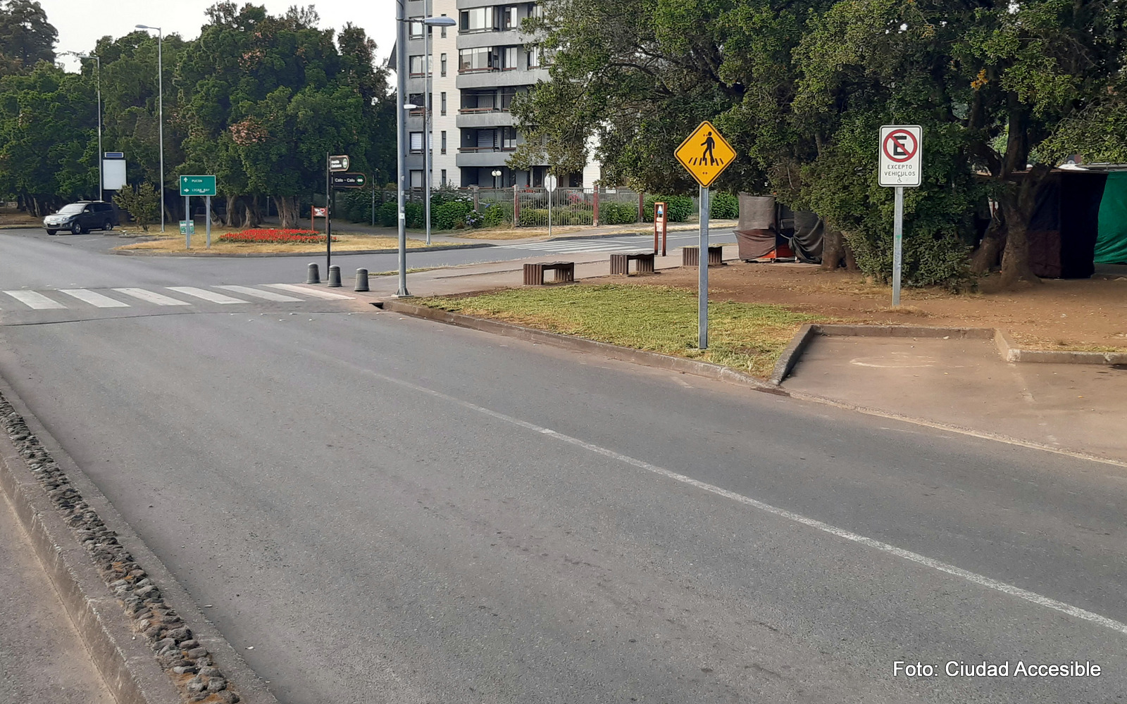 estacionamiento para personas con discapacidad mal demarcados y desconectados de la vereda