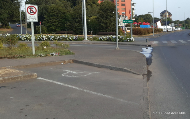 estacionamiento para personas con discapacidad mal demarcados y desconectados de la vereda