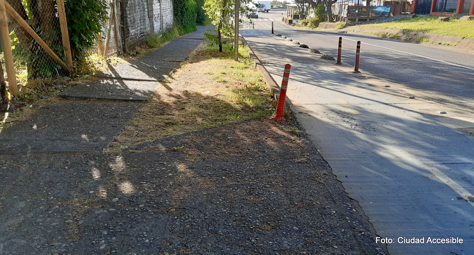 imagen muestra una ciclovía bien lograda mientras que la vereda adyacente se encuentra irregular y con desniveles