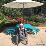 joven en silla de ruedas frente a una mesa que incorpora un espacio libre para la silla