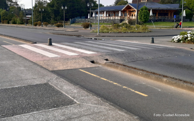 paso peatonal continuo demarcado para el cruce de la calzada