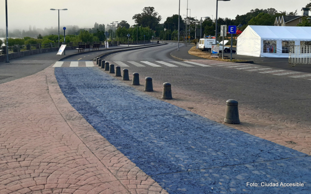 paso peatonal continuo demarcado para el cruce de la calzada y ciclovía