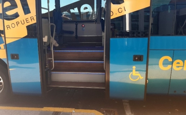 Puertas desplegadas del bus con 4 peldaños para acceder al interior
