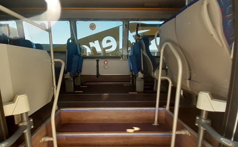 vista hacia el interior del bus donde se observa un espacio para sillas de rueda