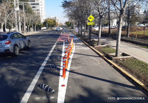 angostamiento de la ciclovía al acercarse al paradero