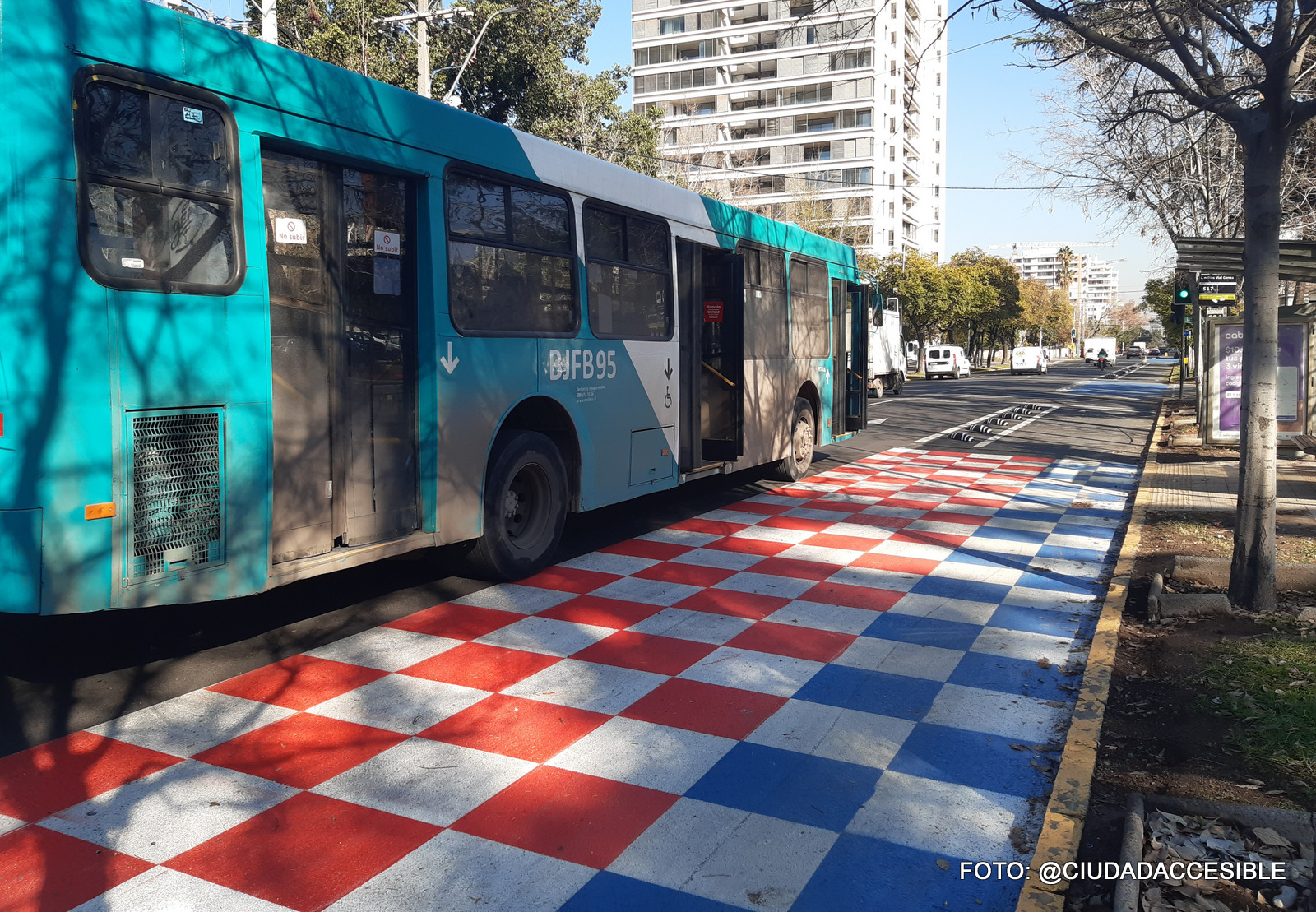 calzada pintada con rombos azules y otra faja de rombos rojos