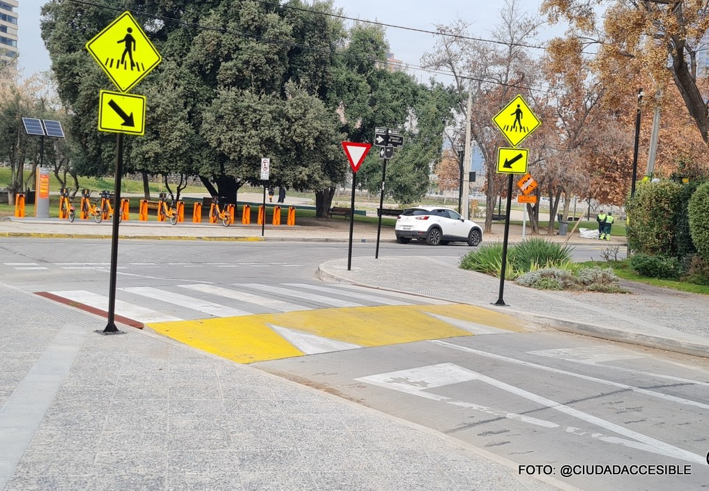 cruce peatonal a nivel vereda bien señalizado y demarcado