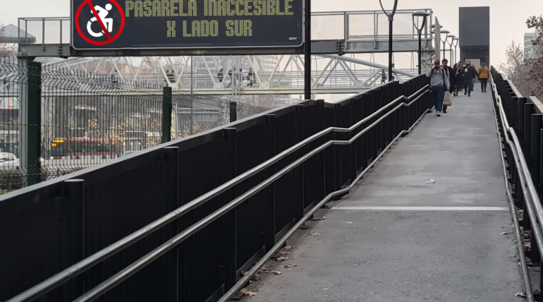 Malas decisiones y una pasarela  peatonal inaccesible