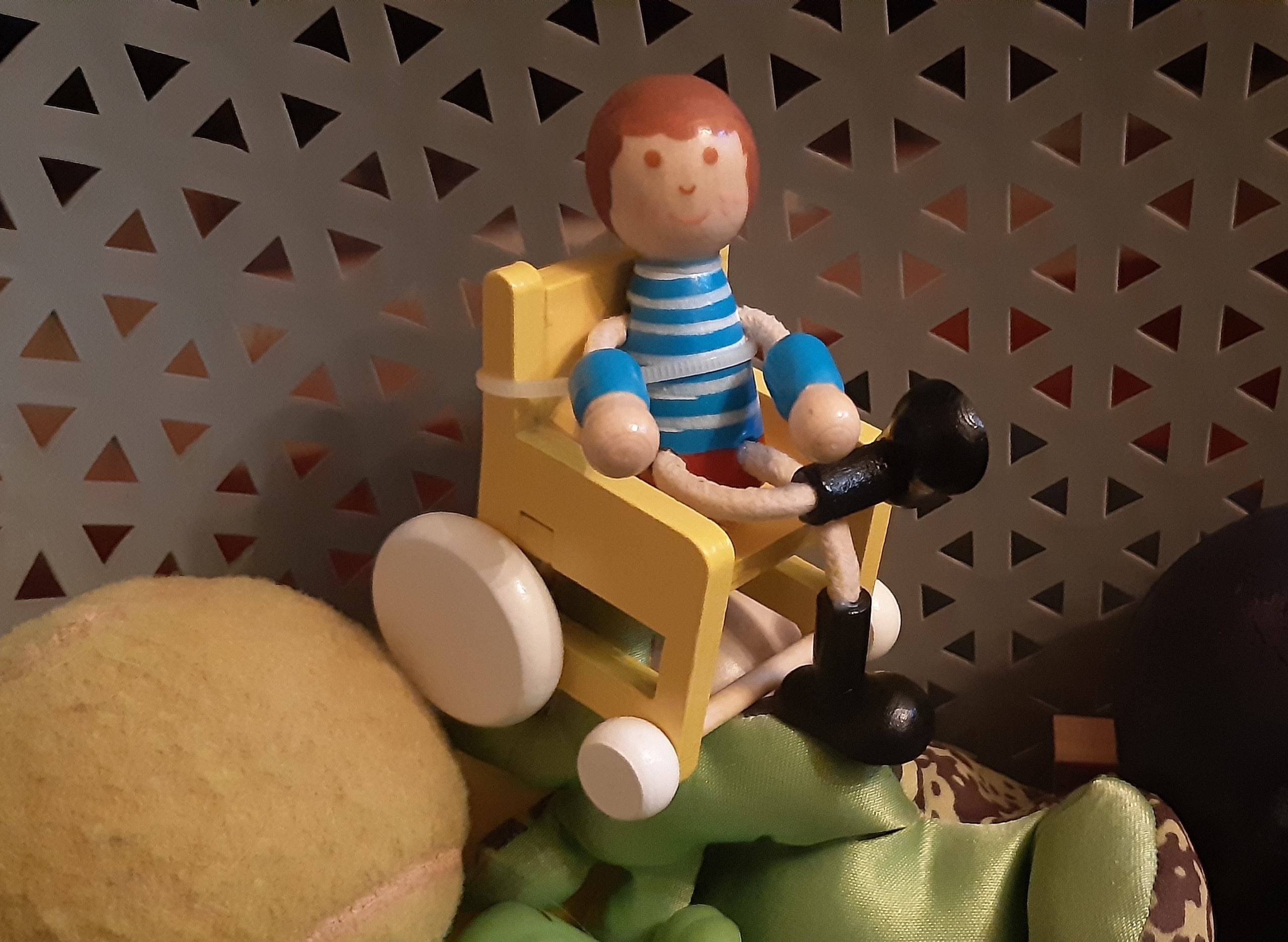 juguete de un niño en silla de ruedas