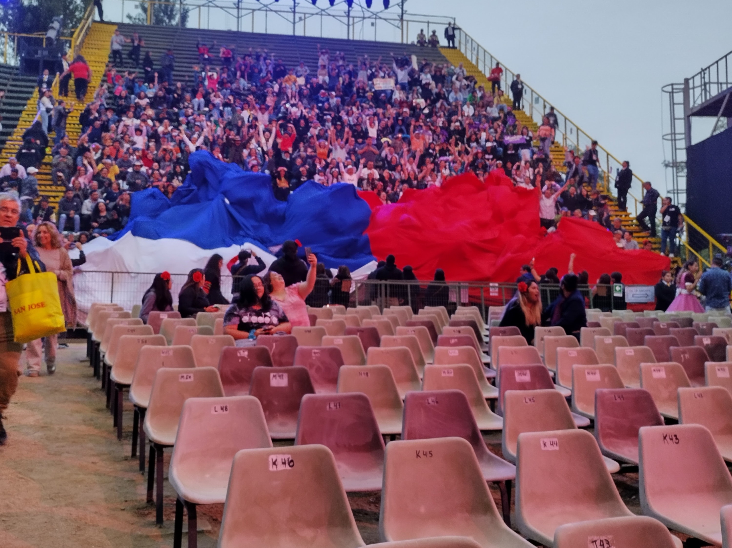 vista de los lugares de espectadores al festival del huaso de olmué sin espacios para personas en silla de ruedas