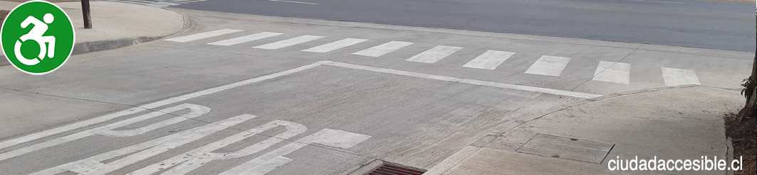 Señal de pare y demarcación cebra en la calzada en el sector de cruce