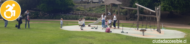 Juegos infantiles en una plaza no conectados a la circulación