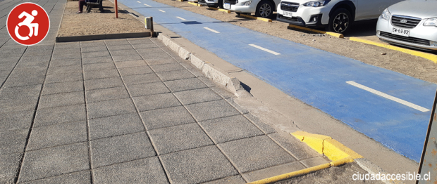 Área de acceso desde los estacionamientos hacia la playa de Santo Domingo con una solera bloqueando el paso