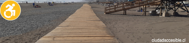 Larga pasarela de madera recorre la playa de Santo Domingo