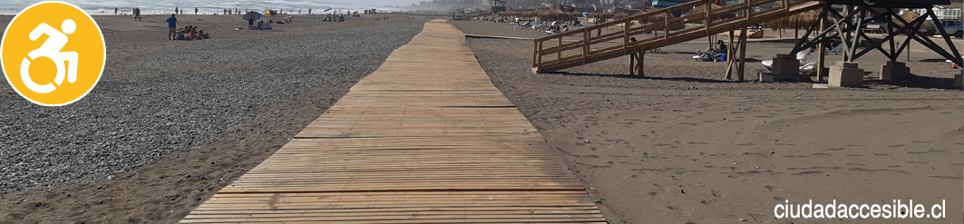 Larga pasarela de madera recorre la playa