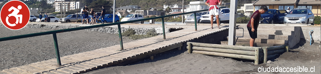 Ducha instalada al lado de la rampa de acceso en la playa
