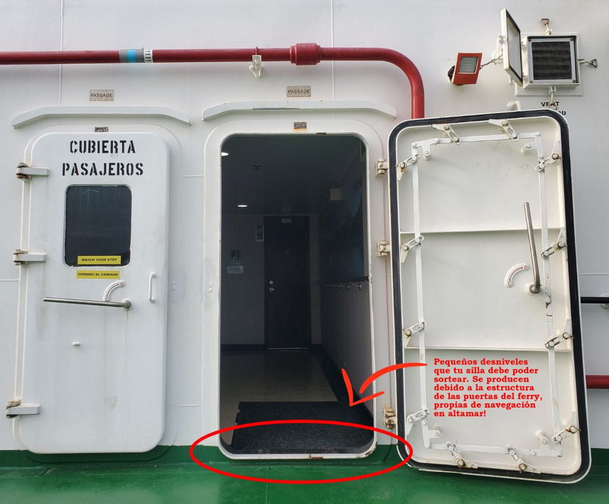 foto muestra pequeño desnivel de ingreso por las puertas en el inerior del ferry