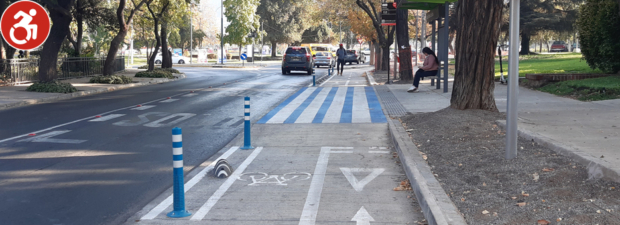 ciclovía enfrenta un paradero compartiendo toda el área de abordaje del bus