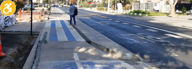 persona de pie sobre una ciclovía que se enangosta para dejar un estrecho espacio exclusivo para descender del bus