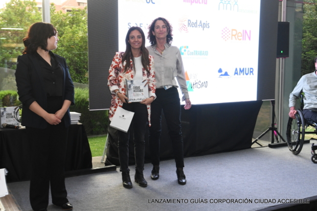 Andrea Legarreta entrega un libro a Alicia Albornoz directora social de Fundación Luz