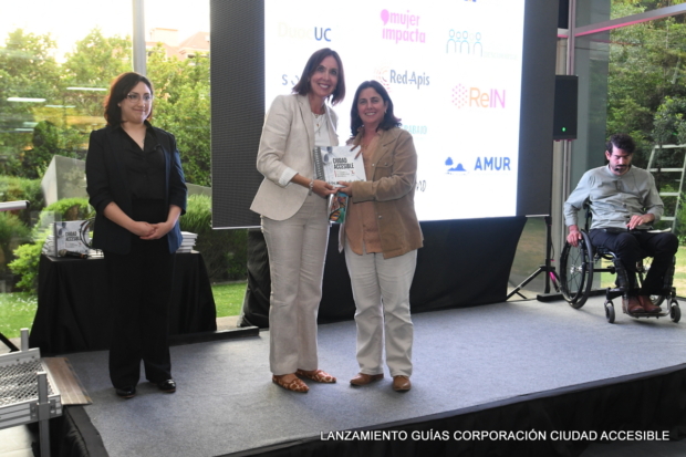 Claudia Riquelme entrega un libro a Alejandra Silva, directora general de desarrollo estudiantil y educación continua, DuocUC