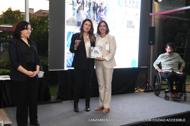 Claudia Riquelme entrega un reconocimiento a Paola Ortega de Expoinclusión