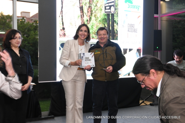 Claudia Riquelme entrega un reconocimiento a Ángel Lazo de CONAF