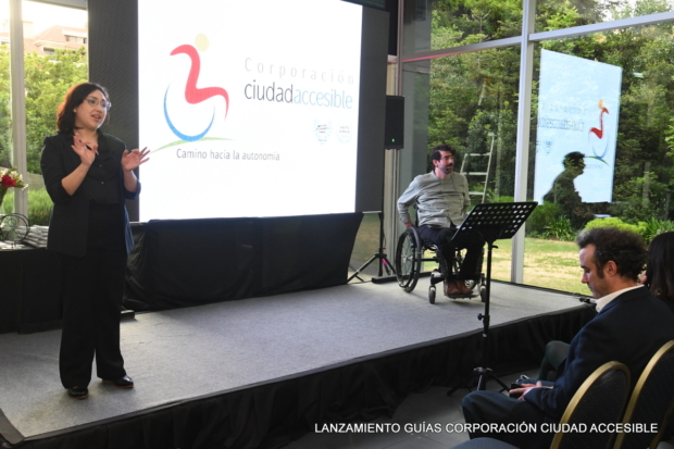 En el escenario Constanza Castro como intérprete de lengua de señas y Javier urzúa presentador