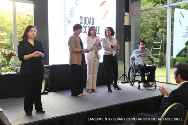 En el escenario Pamela Prett, Claudia Riquelme, Andrea Legarreta, Javier Urzúa y Constanza Castro como intérprete de lengua de señas