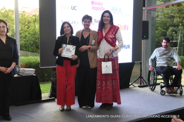 Pamela Prett entrega un libro a M. Paz Tagle y Javiera García de Mujer Impacta