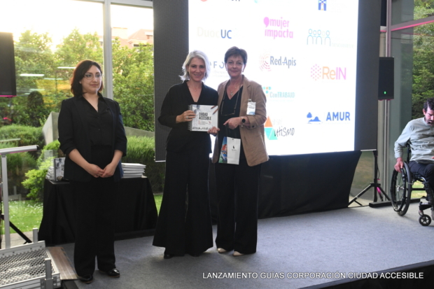 Pamela Prett entrega un libro a María José López, directora de Fundación Contrabajo