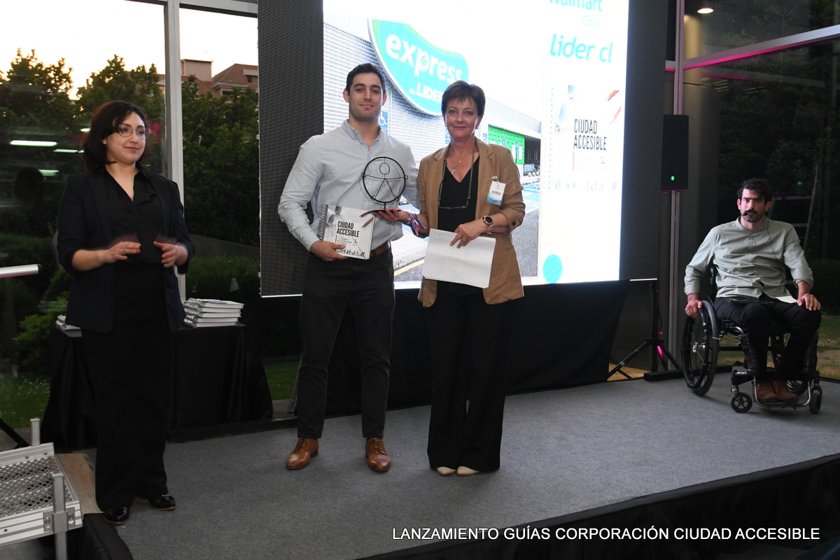 Pamela Prett entrega un reconocimiento a Federico Noguera de Walmart