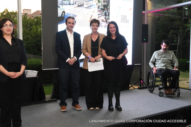 Pamela Prett entrega un reconocimiento a Vicente Joannon y Paula Domínguez de la Municipalidad de Vitacura