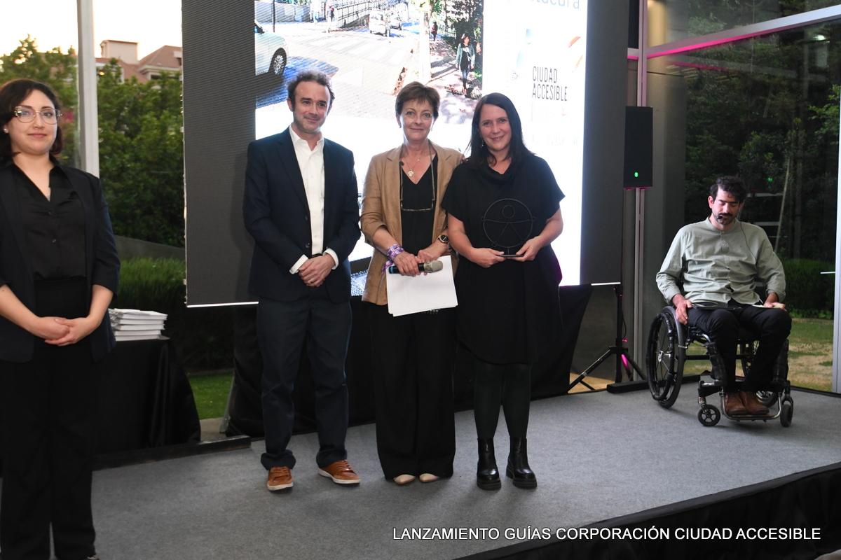 Pamela Prett entrega un reconocimiento a Vicente Joannon y Paula Domínguez de la Municipalidad de Vitacura