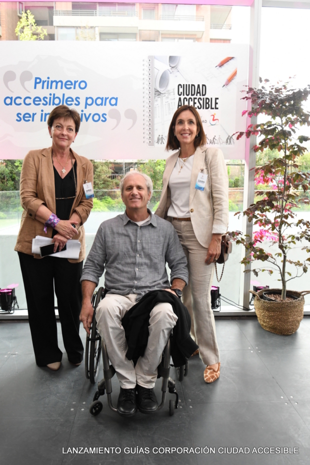 Sebastián Rozas junto a Pamela Prett y Claudia Riquelme