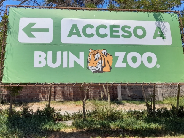 letrero indicando el acceso a Buin zoo