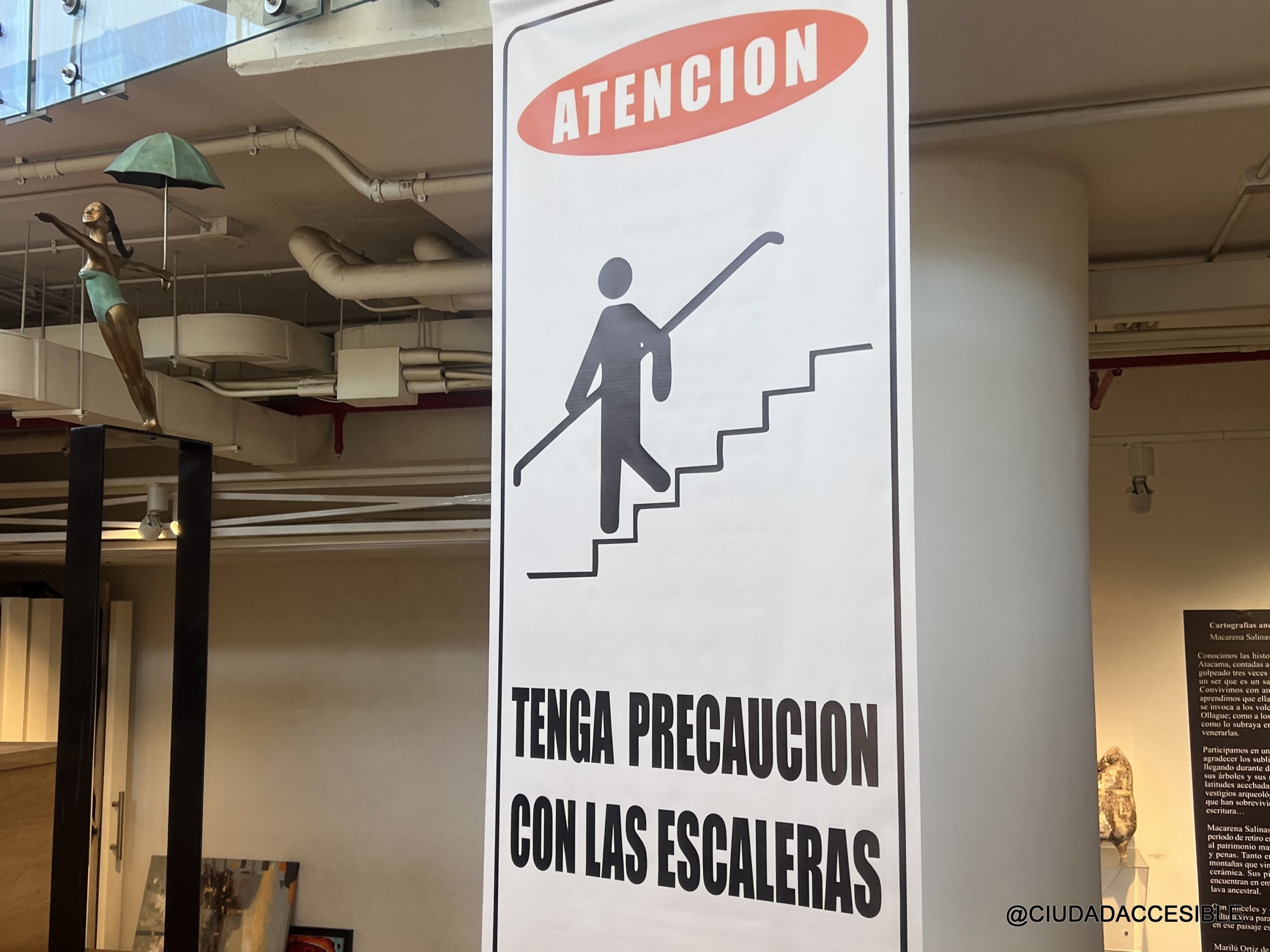 letrero que dice atención tenga precaución con las escaleras.