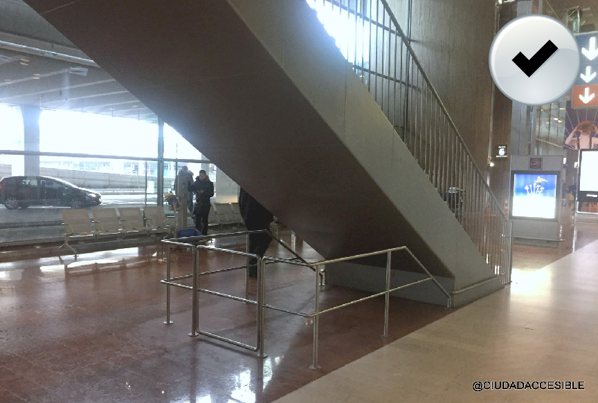 protección bajo una escalera para impedir entrar en esa área