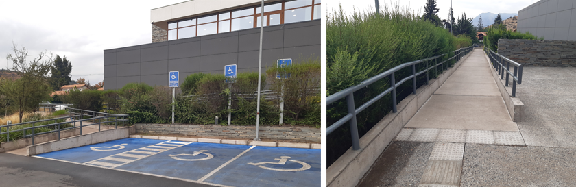 estacionamientos demarcados de color azul y señalizados para personas con discapacidad conectados a una larga rampa de acceso que se ve en la foto a la derecha