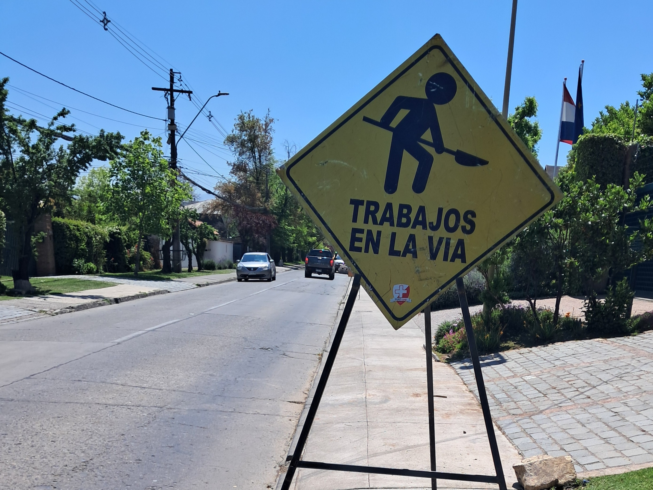 letrero vial indica trabajos en la vía