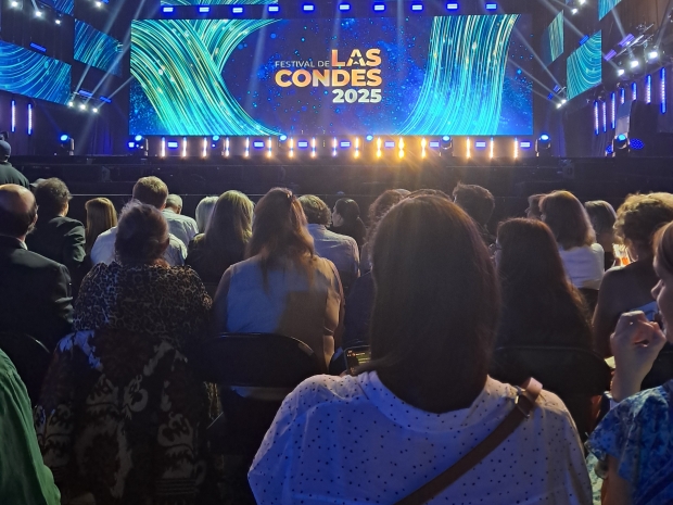 Se ven espectadores hacia un escenario con una pantalla gigante que dice las condes 2025